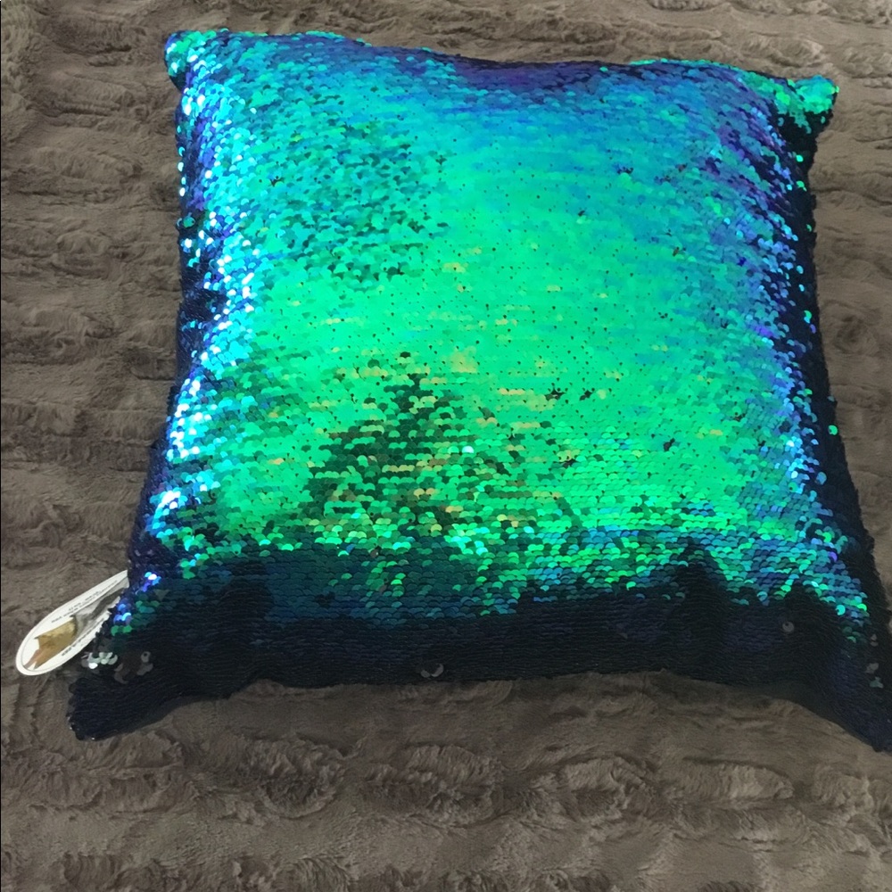 SOLD🚨Sale 5/$25🚨 NWT Color Changing Pillow - Picture 4 of 6